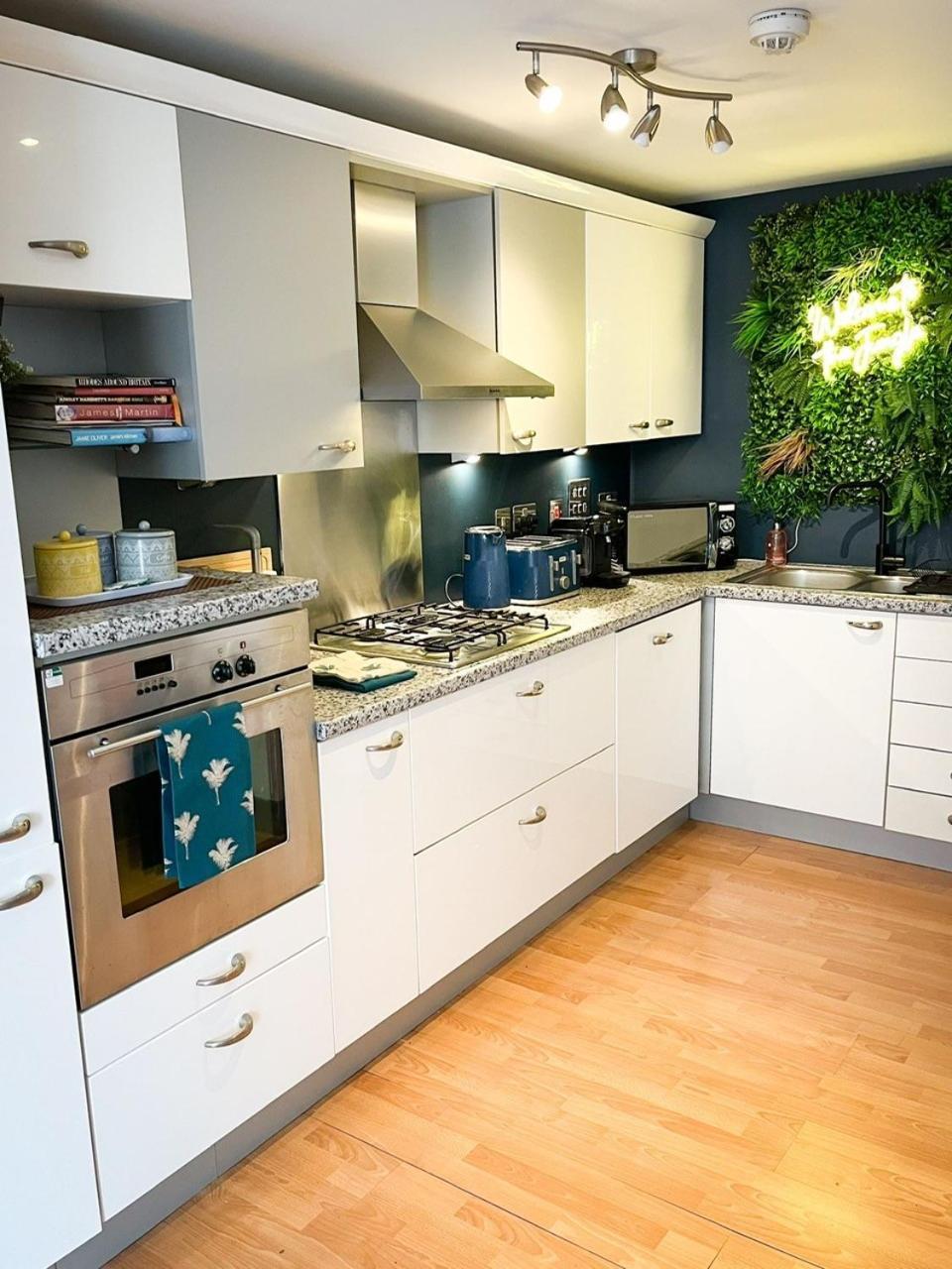 Jungle Escape, City Apartment With Parking & Terrace تشيستر المظهر الخارجي الصورة